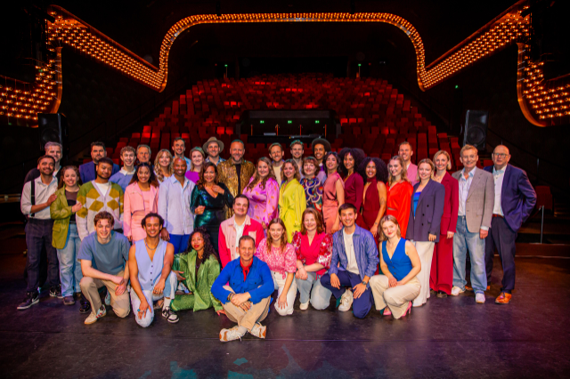 Rein van Duivenboden kruipt in huid van gladjakker Link LarkinMusical Hairspray in Alkmaar
