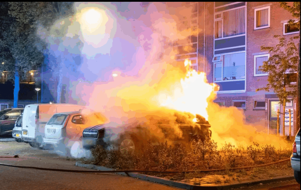 Electrische auto uitgebrand aan de Florislaan in Alkmaar