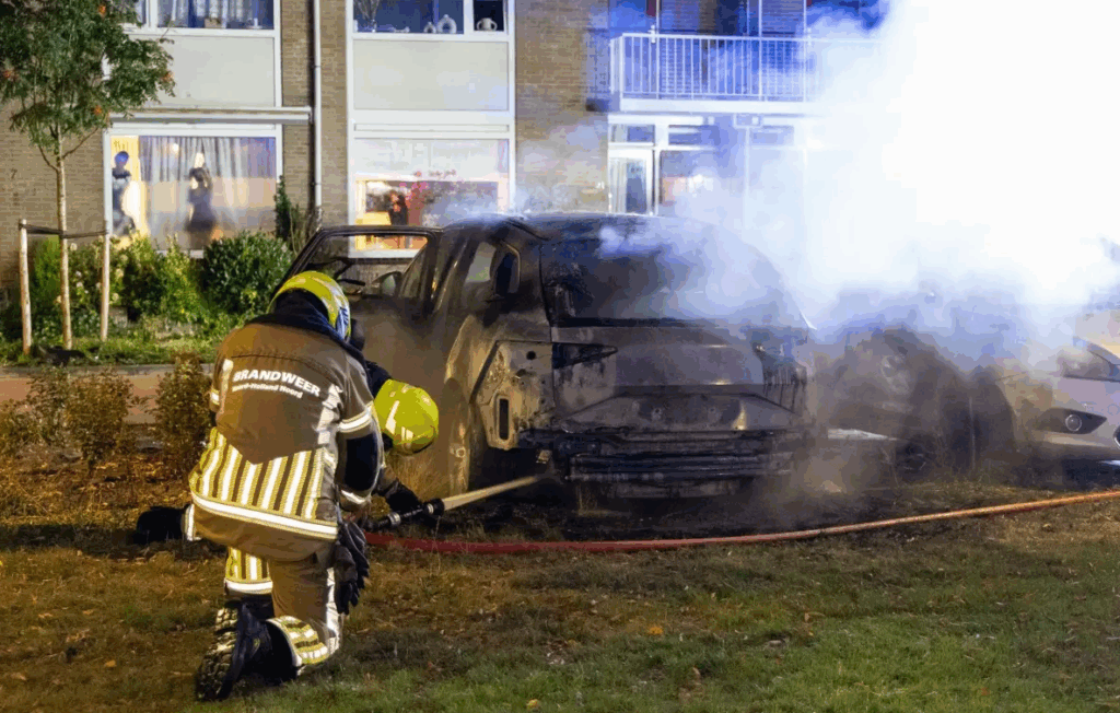 Electrische auto uitgebrand aan de Florislaan in Alkmaar