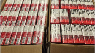 Politiecontrole bestelauto in Alkmaar leidt tot vondst 20.000 illegale sigaretten